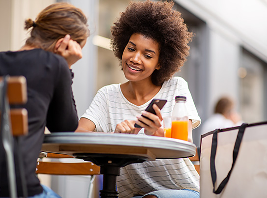 Des amies discutent en terrasse