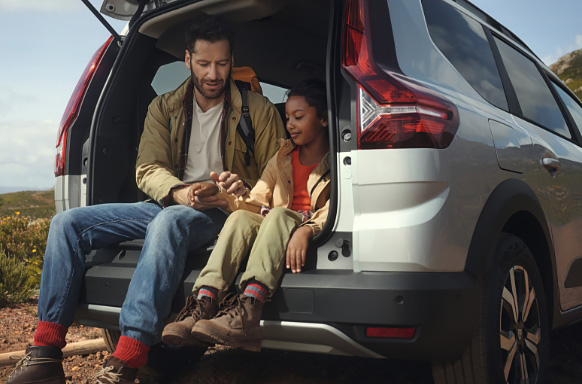 Un père, sa fille et leur voiture Dacia