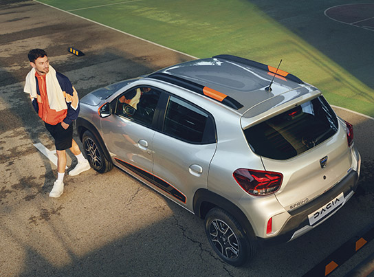 Un homme s'éloigne de sa DACIA Spring