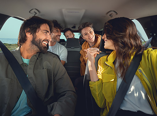 Des amis dans une voiture Dacia