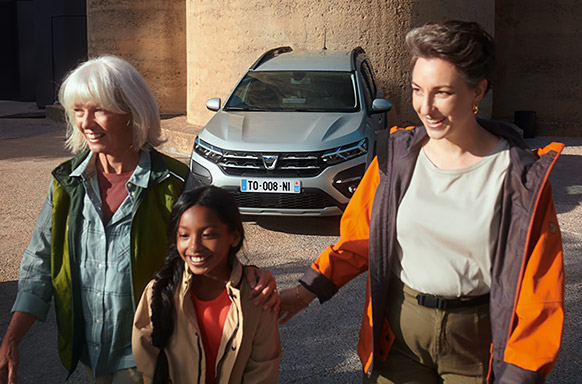 Une famille et leur voiture Dacia