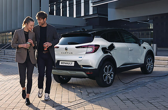 Un couple et leur Renault Captur E-Tech