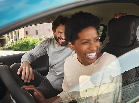 Un couple dans une Renault ZOE