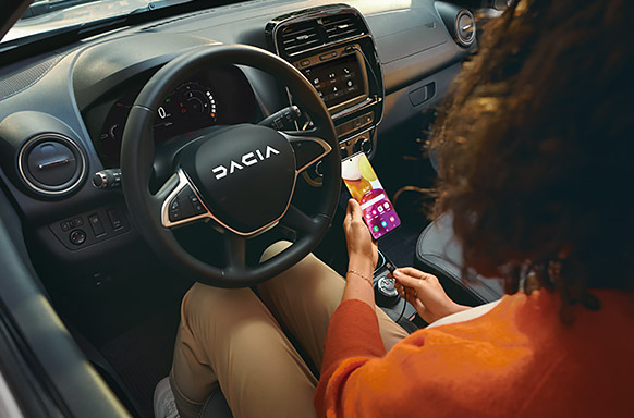Une femme dans sa voiture Dacia